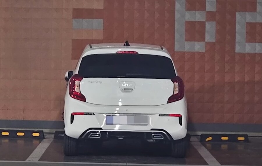 주차 똑바로 하라며 일침한 차주의 반전.jpg_1.jpg