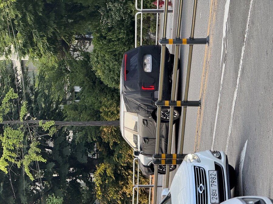 동네에 나타난 위장막 차량_1.jpg