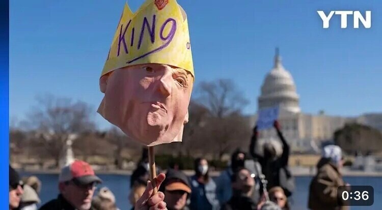 반 트럼프 시위에 '왕은 필요없다(No King)' 라는 표현이 등장하는 이유_2.jpg