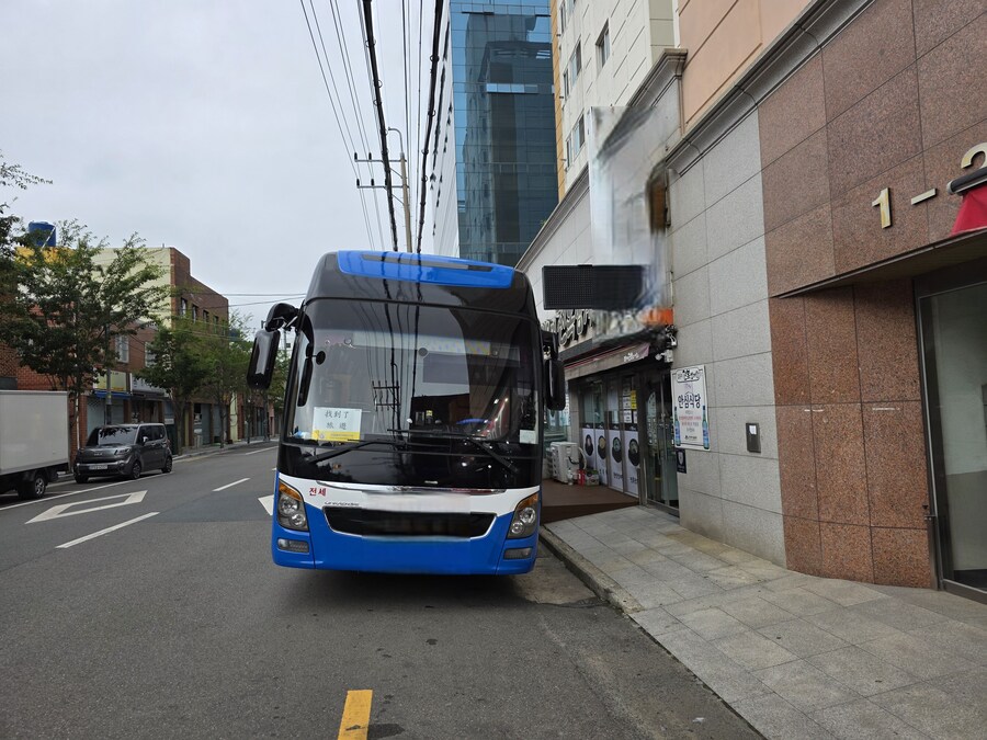 이버스가 점점 요즘 선넘고 이렇게 주차하는데_1.jpg