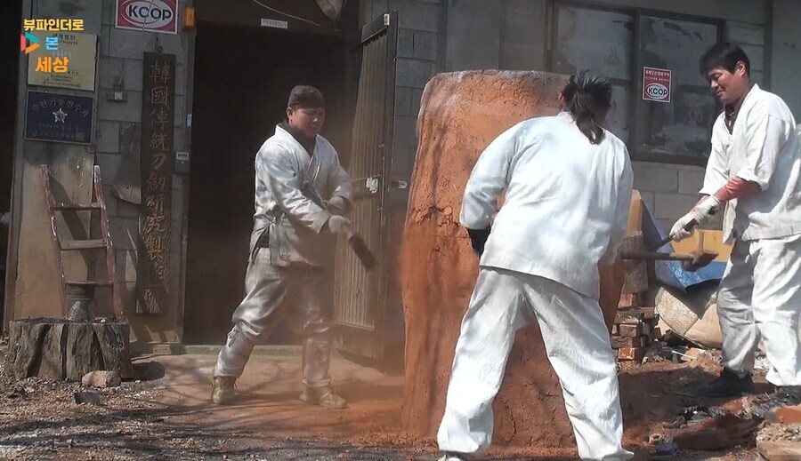 지금까지 명맥을 이어온 한국의 전통도검 제작 현장_3.jpg