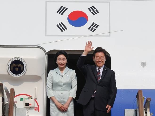 [속보] 李대통령 부부, G7정상회의 출발…공군 1호기 탑승_1.jpg