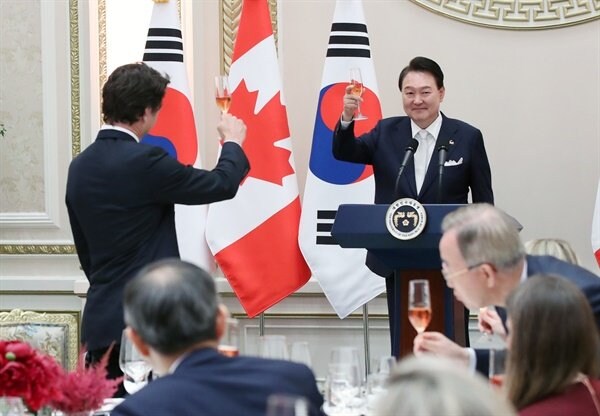 윤석열식 알콜 외교로도 캐나다 총리 집에 불렀닼ㅋ_1.jpg