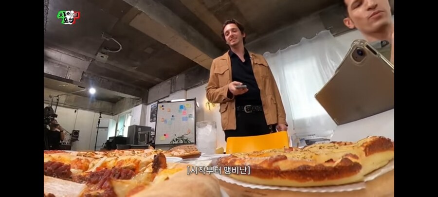 이탈리아인 3명 잡아서 감금하고 아아 먹이는 유튜브 방송_18.jpg