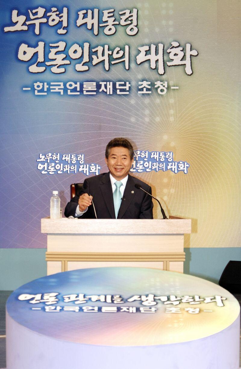 노무현 전 대통령) 17년 전 오늘 찍힌 사진들.jpg_11.jpg