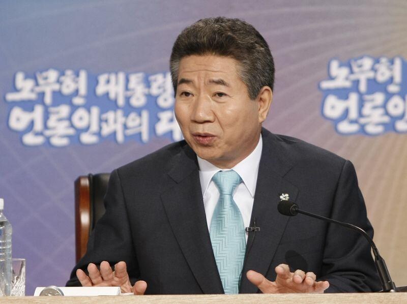 노무현 전 대통령) 17년 전 오늘 찍힌 사진들.jpg_12.jpg