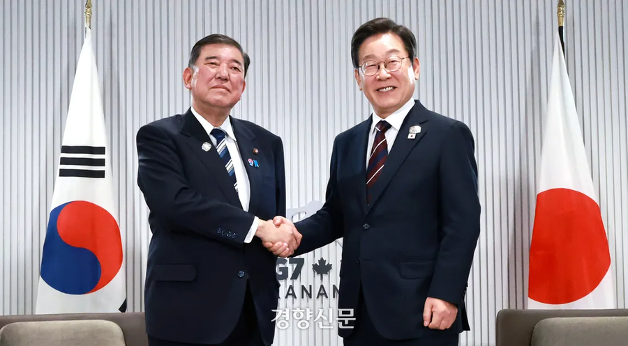외교에서 가장 큰 부분을 차지하는건 사진이야_3.webp