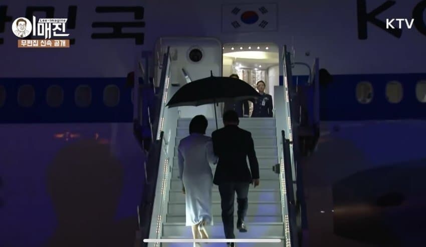 우산 접더니 이 사람들과 악수…이 대통령, 첫 정상외교 마치고 한국으로 출발_2.jpg