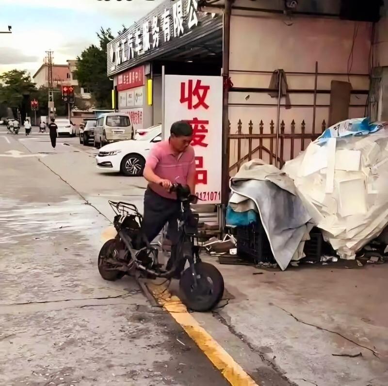 선물로 전기오토바이를 사준 아버지_6.jpg