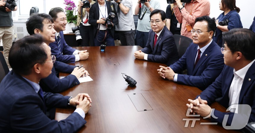 밝은 표정의 여, 굳은 표정의 야_1.jpg