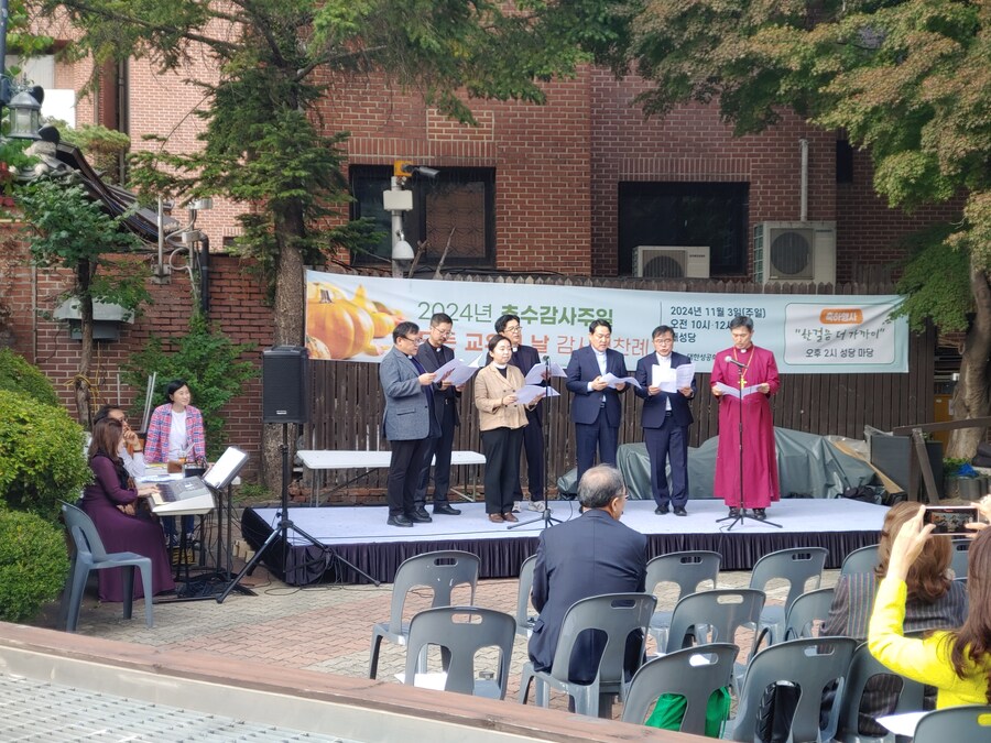 이 것은 어느 대형 성당의 축제입니다._1.jpg