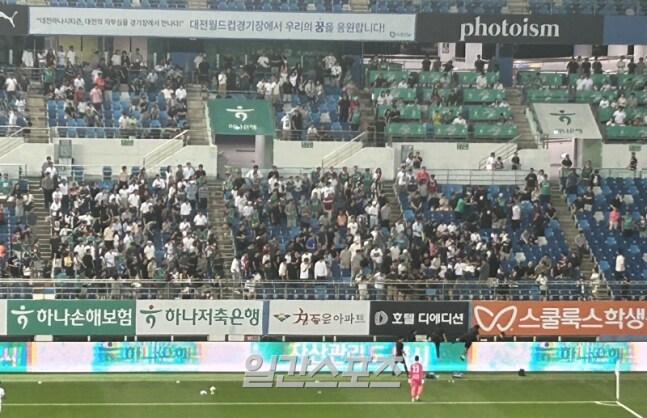 팬들 소리치고 메가폰으로 지원까지 긴박했던 7분 빠른 대처로 기절한 관중 살렸다_1.jpg