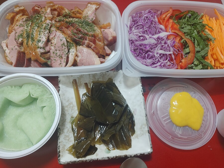 오리훈제 가게인데 오리보단 아채때문에 시키게 되네_1.jpg