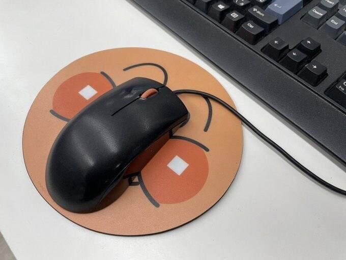 검은색 마우스와 같이 쓰면 안되는 마우스패드.png_1.png