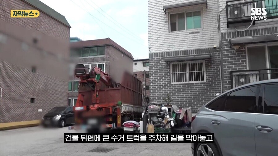 8년동안 공용 주차장에 고물 쌓아놓은 사람_7.jpg