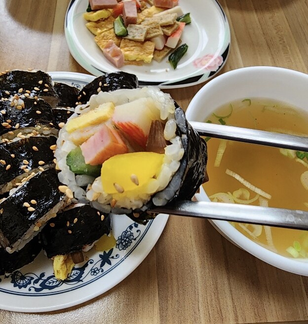 아침은 먹은거야? 먹고살기 힘들어서 겨우 김밥으로 아침 떼움_2.jpg