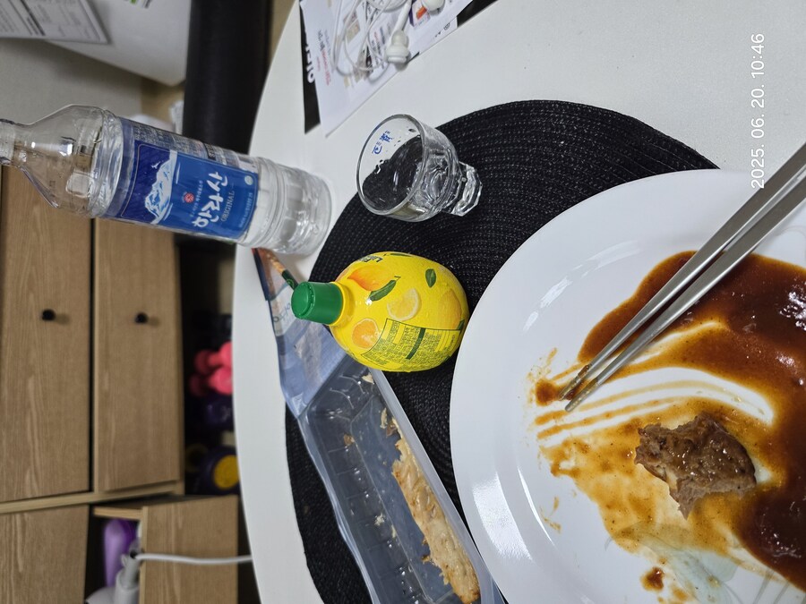 개백수 아침부터 술 한잔 한다_1.jpg