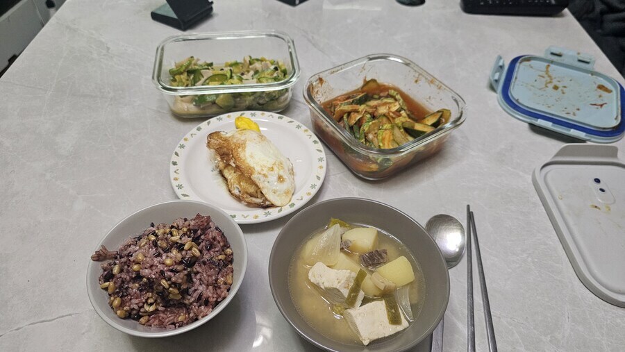 돌고래 커뮤에서 논란중인 15만 짜리 밥상_1.jpg