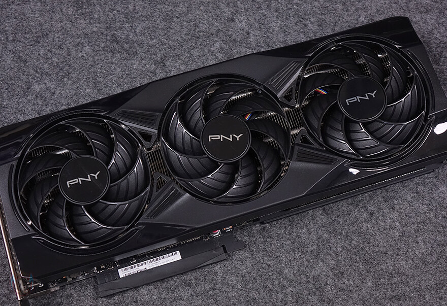 블랙감성!PNY 지포스 RTX 5070 OC D7 12GB Triple Fan_14.jpg