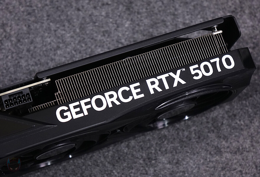 블랙감성!PNY 지포스 RTX 5070 OC D7 12GB Triple Fan_21.jpg