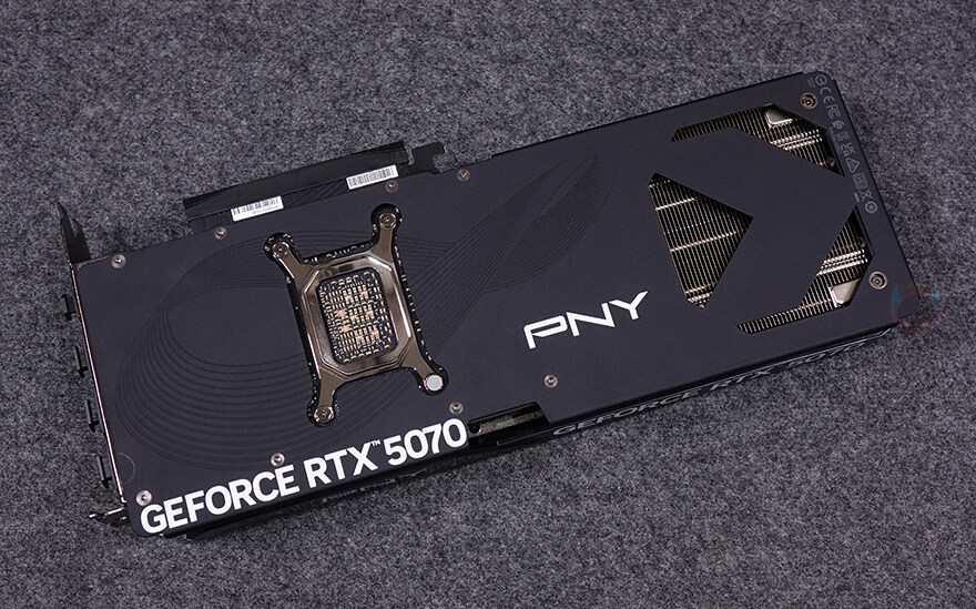 블랙감성!PNY 지포스 RTX 5070 OC D7 12GB Triple Fan_23.jpg