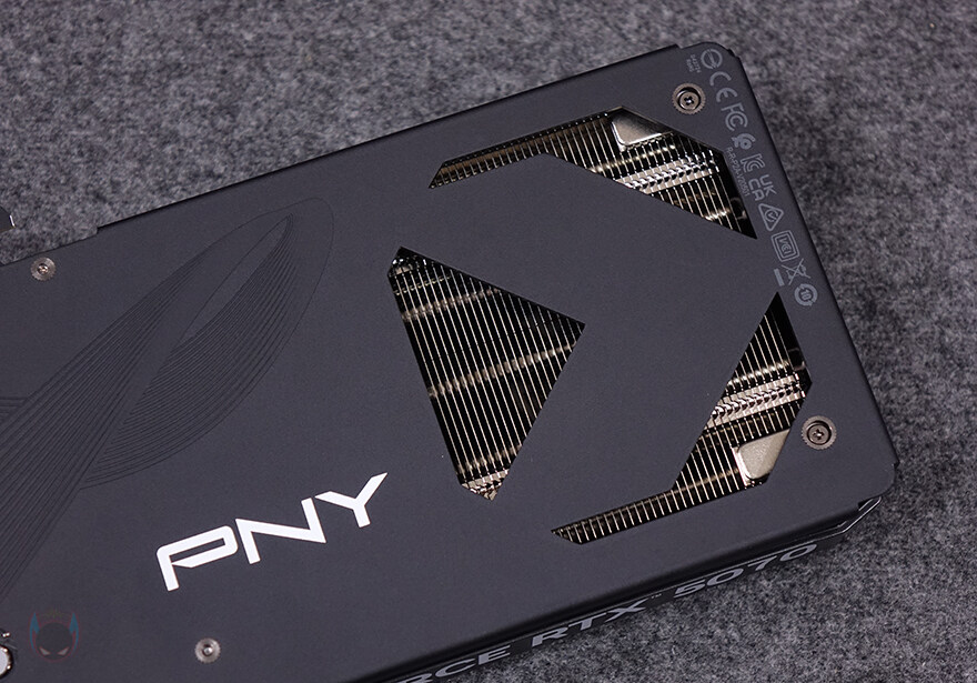 블랙감성!PNY 지포스 RTX 5070 OC D7 12GB Triple Fan_25.jpg