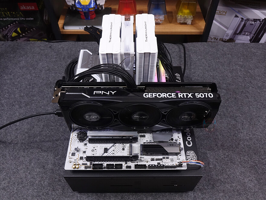 블랙감성!PNY 지포스 RTX 5070 OC D7 12GB Triple Fan_29.jpg