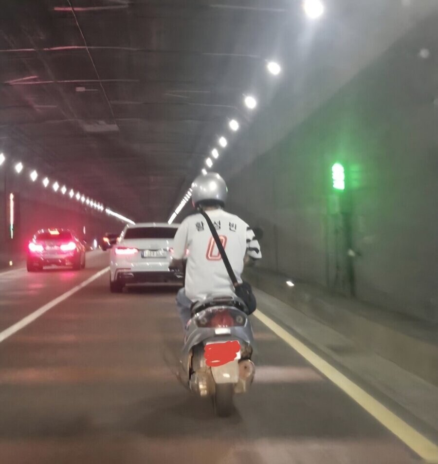 알바중인 어느 야구선수_1.jpg
