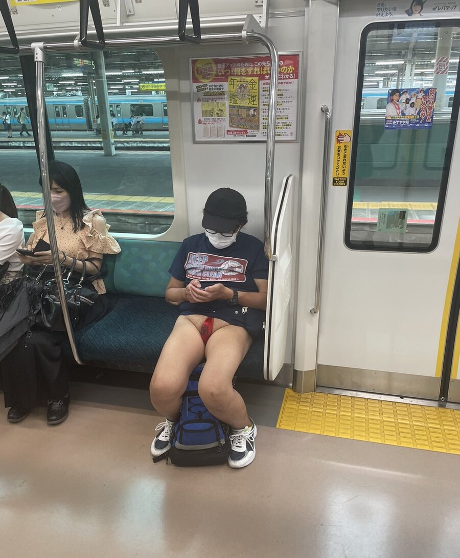 일본 무더위에 전철에서 하이레그 입은 남자_2.jpg