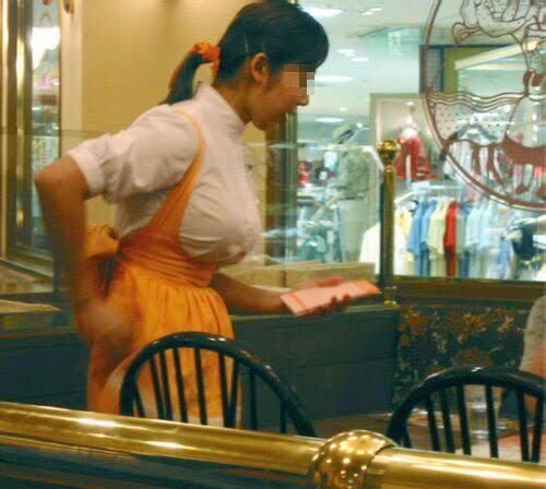 연배 있는 유게이면 한 번은 봤을 거유 웨이트리스유니폼 그 짤이..._1.jpg