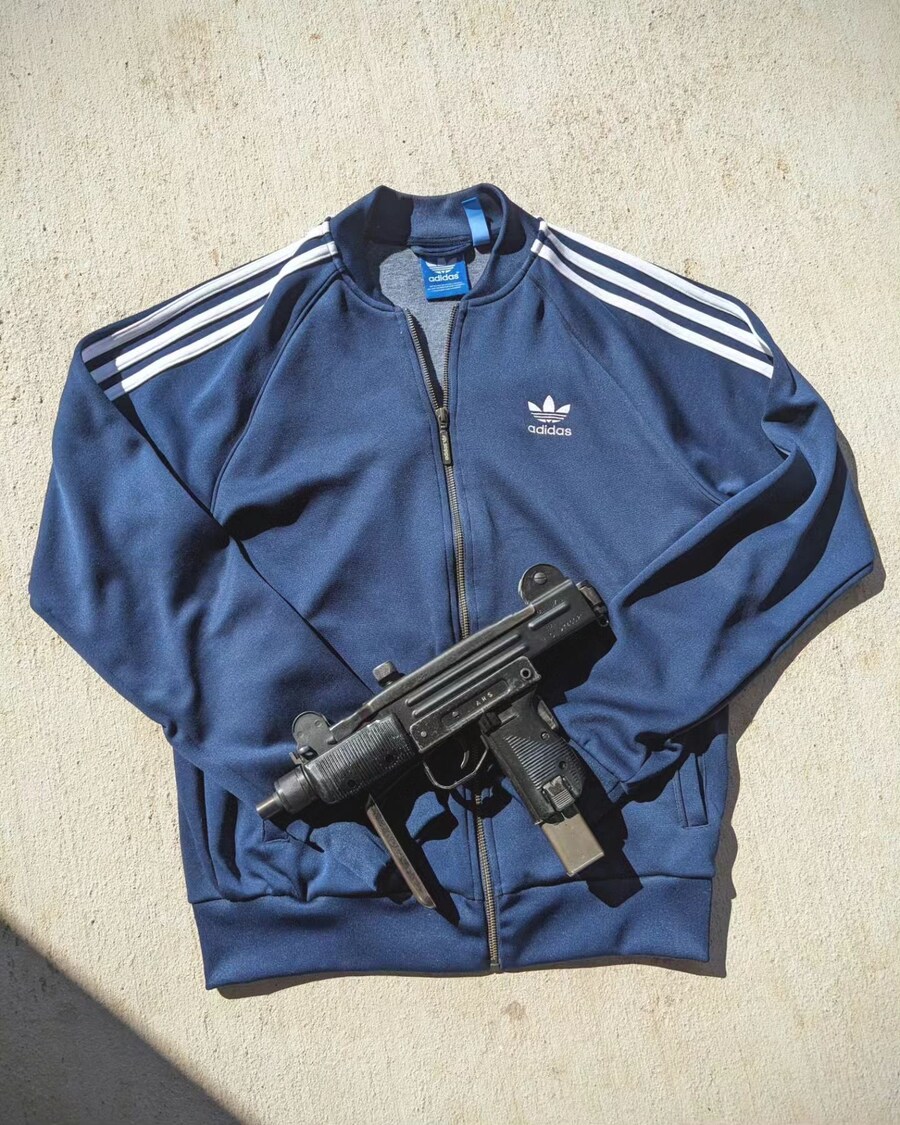 푸른옷과 우지 기관단총_1.jpg
