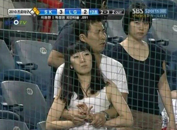 야외에서 커플 행각 하면 안 되는 이유_1.png