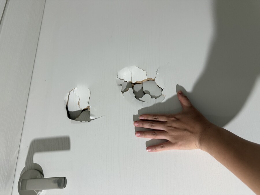 박살난 문짝 고쳐(?)줌_1.jpg