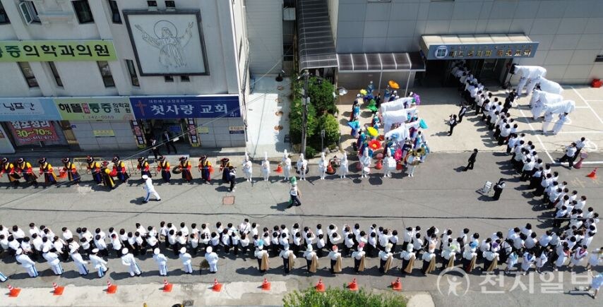이만희 반기는 신천■ 젊은 신도들.jpg_3.jpg