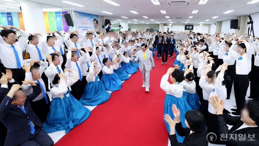 이만희 반기는 신천■ 젊은 신도들.jpg_4.jpg