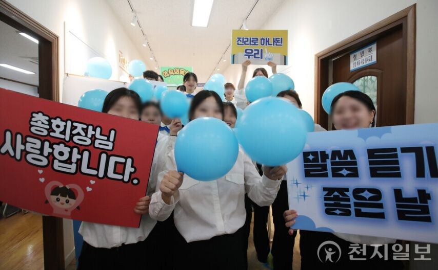 이만희 반기는 신천■ 젊은 신도들.jpg_6.jpg