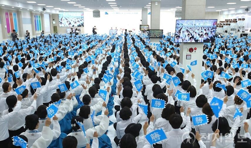 이만희 반기는 신천■ 젊은 신도들.jpg_7.jpg
