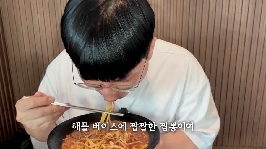 인방] 백돈이 흰티에 국물 튀었다_1.png