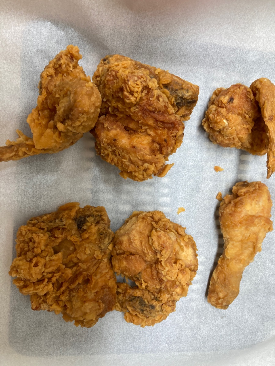 치킨 사왔는데 닭다리가 하나네_1.jpeg