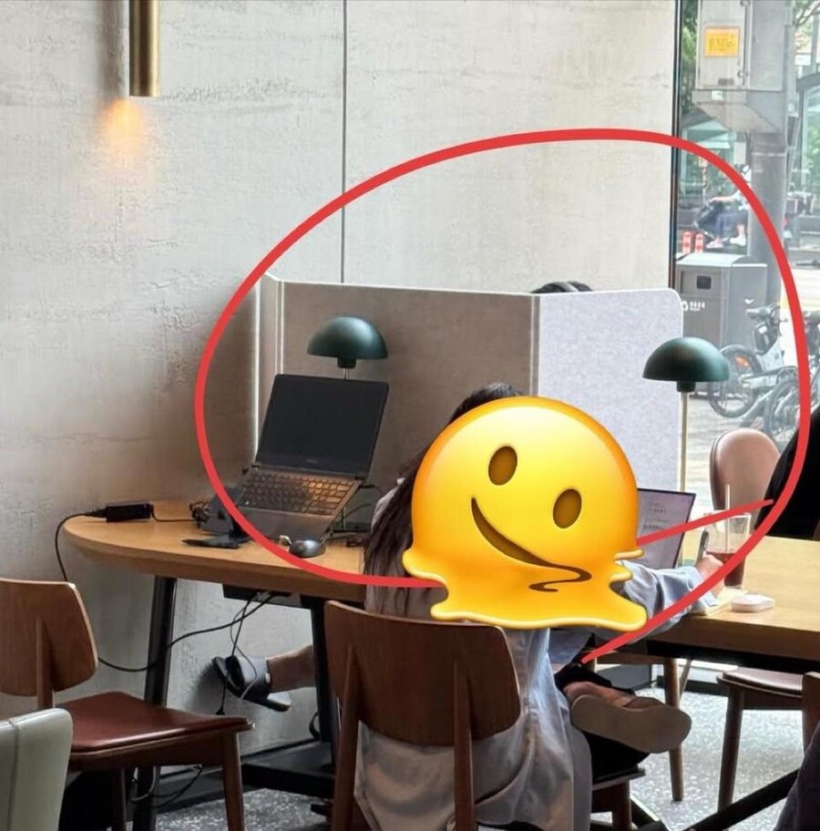 jpg) “이건 역대급” 오만장비 설치한 스타벅스 빌런…“3시간 외출까지”_2.png