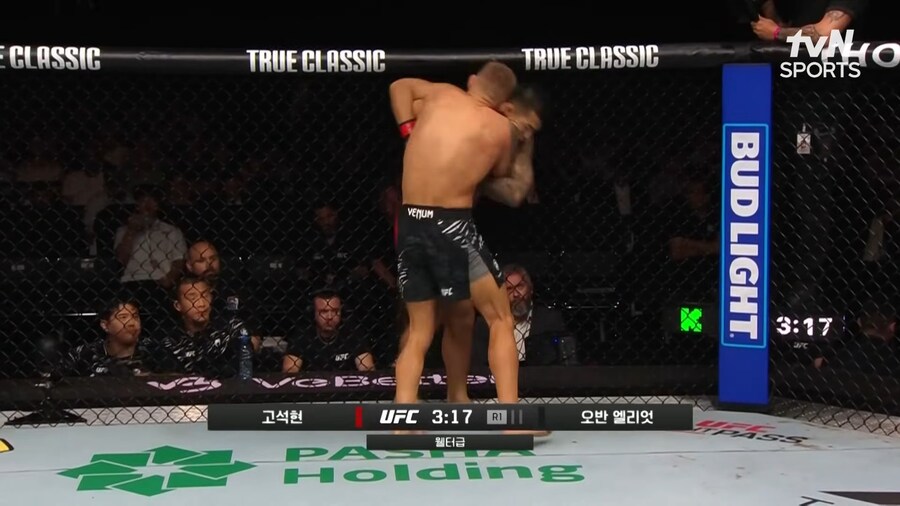 UFC) 오늘 있었던 경기 해설에서 방송사고 낼 뻔한 해설진 ㅋㅋ_1.jpg