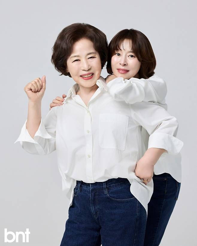 엄청난 동안이라는 연예인 예지원과 그 어머니.jpg_2.jpg