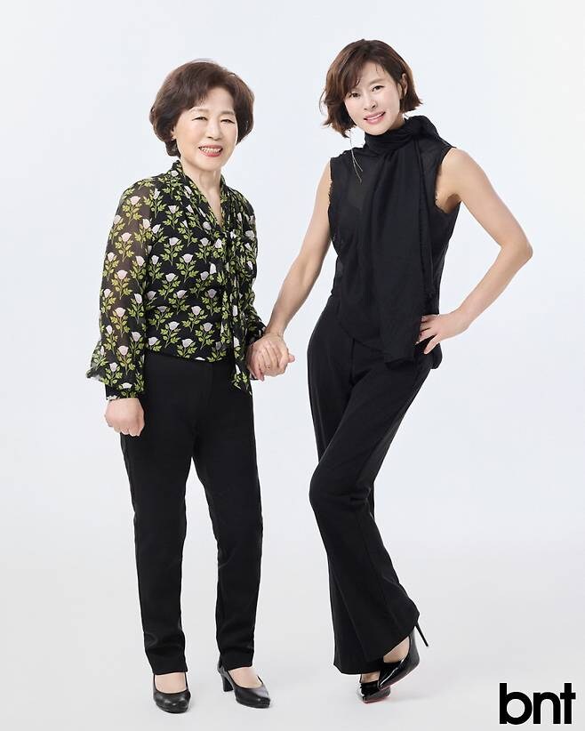 엄청난 동안이라는 연예인 예지원과 그 어머니.jpg_3.jpg