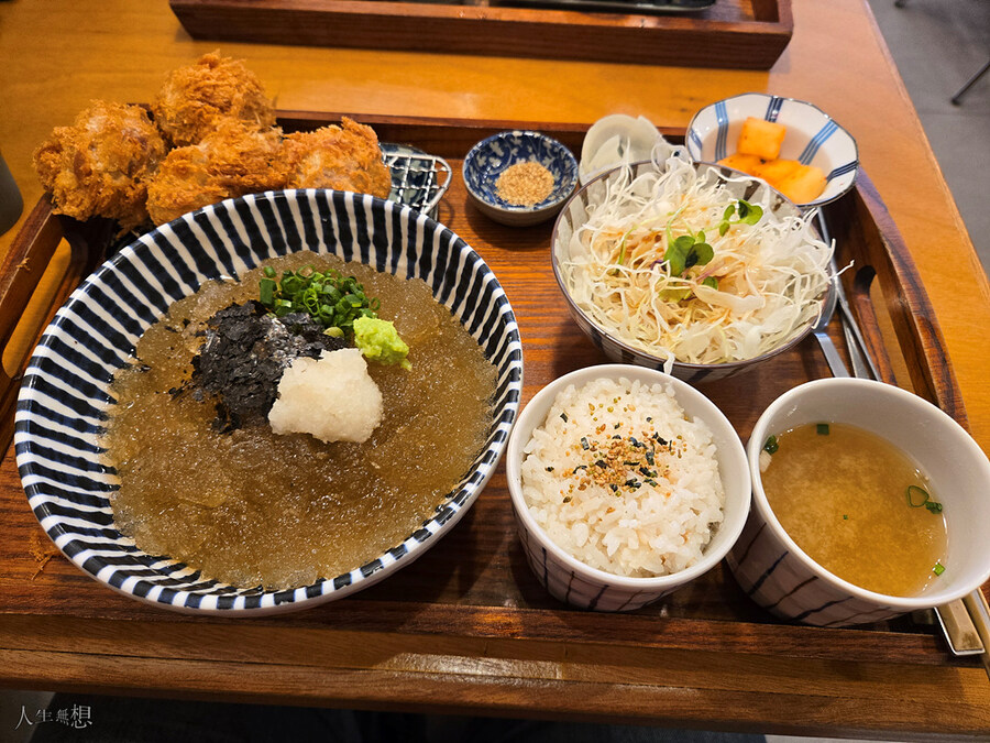 촛점 잡을 틈도 없이 허기졌던 점심의 볼카츠_1.jpg