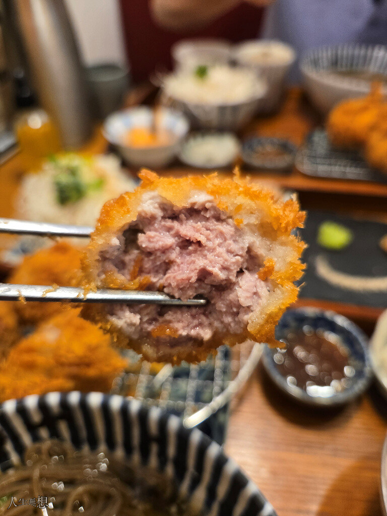 촛점 잡을 틈도 없이 허기졌던 점심의 볼카츠_4.jpg