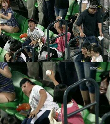 아들에게 튕겨나온 야구공을 잡아 기쁜 어머님_1.jpg