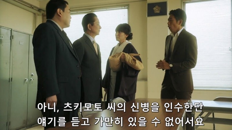 거동이 수상하다는 이유로 여자를 끌고간 경찰관_4.jpg