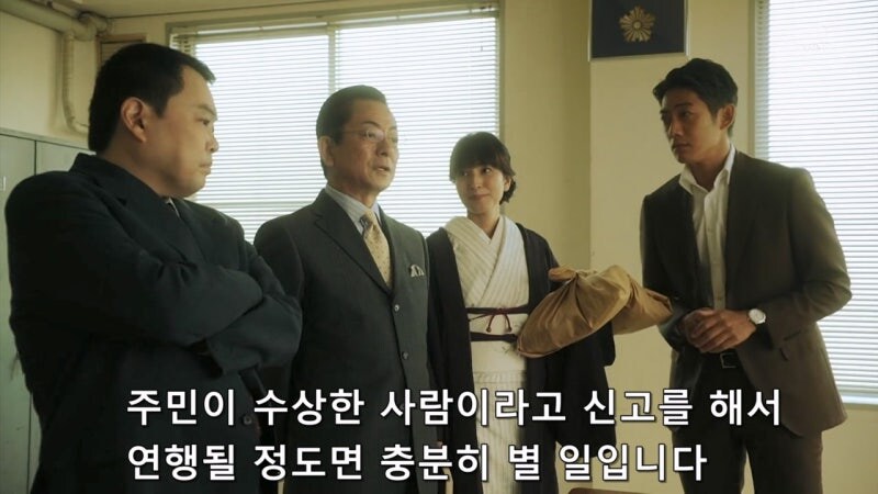 거동이 수상하다는 이유로 여자를 끌고간 경찰관_5.jpg