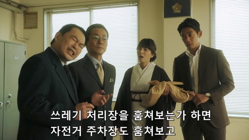 거동이 수상하다는 이유로 여자를 끌고간 경찰관_6.jpg