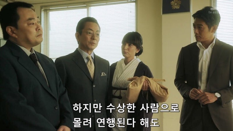 거동이 수상하다는 이유로 여자를 끌고간 경찰관_7.jpg